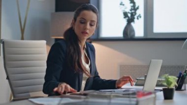 Laptop klavyesini daktilo etmekle meşgul bir bayan ofis kapanışında rapor hazırlıyor. Bilgisayarda çalışan ciddi bir iş kadını kabinede akıllı telefon bildirimini kontrol ediyor. Stresli kadın tepki verme işi başarısız oldu