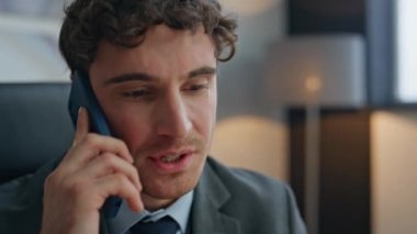 Endişeli iş adamı ofiste telefon görüşmeleri yapıyor. Stresli iş adamı modern iş yerinde akıllı telefondan konuşuyor. Sinirli adam telefon görüşmesine öfkeleniyor.