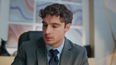 Odaklanmış iş adamı ofisi ve kahve fincanı yakın plan. Finansal profesyonel iş anlaşması çalışma masasındaki deftere notlar yazıyor. Tecrübeli patron Buro 'da elle hazırlık programı 