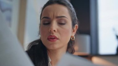 Modern ofiste somurtkan yönetici çalışma raporu. Yaratıcı ajansta çalışan stresli kadın CEO şirket gazetelerini okuyor. Güzel bir şirket çalışanı sadece iş yerinde kafa yoruyor.