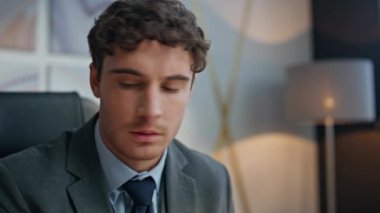 İş yerindeki portrede ciddi bir yönetici problemi çözümü var. Kendine güvenen iş adamı ofiste iş stratejisi planlamayı düşünüyor. Şirket yönetimi kavramı 