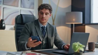 Sinir bozucu telefonlara bakan yönetici, özel kabine kapanmasına kızıyor. Kızgın yönetmen ofis çalışma masasında kötü haber veriyor. Hayal kırıklığına uğramış patron masaya bağırarak cep telefonu bağırıyor. 