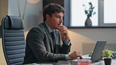 Büro elemanı Buro acentesinde klavye kapağını kapatıyor. Mola verip keyfine bakan mutlu girişimci. Takım elbiseli, kollarını açarak kabinede dinlenen tatmin olmuş güler yüzlü yönetici.