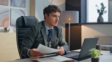 Odaklanmış patron, kreatif ajansların yakın çekimlerinde dizüstü bilgisayar okuyor. Yakışıklı yönetici proje belgelerini kontrol ediyor. Heyecanlı bir adam iş anlaşmasını kazanırken duygusal olarak seviniyor.