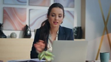 Gülümseyen muhasebeci çalışma alanına yakın çekim için kağıtlara bakıyor. Büro müdürü, Buro 'da teftiş yapan belgeleri inceliyor. Bilgisayarda çalışıp zaferi kutlayan heyecanlı çalışanlar özel kabinede seviniyor.