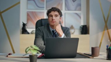 Düşünceli adam masabaşında çalışıyor gibi görünüyor. Modern ofiste finans uzmanı strateji planlama projesi. Odaklanmış sakin lider tek başına pazarlama kurumsal sorununu düşünüyor. 