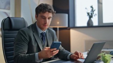 Şaşkın patron akıllı telefon ekranı görünümlü lüks bir ofiste oturuyor. Cep telefonu ekranını izleyen heyecanlı adam dizüstü bilgisayardaki başarısını kutluyor. Mutlu iş adamı duygusal olarak yalnız.