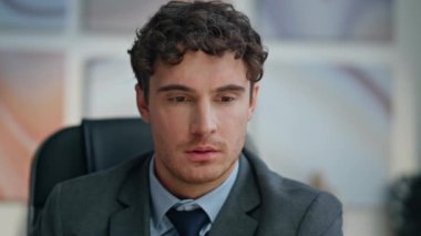 Buro kapanışında aşırı mutlu bir adam duygusal tepki veriyor. Neşeli kazanan iş adamı modern ofiste iş başarısını kutlarken mutlu hissediyor. Heyecanlı girişimci sevinçten havalara uçuyor.