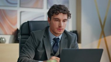 Yaratıcı kurumda dizüstü bilgisayarı yazan belgeleri okumakla meşgul. Yakışıklı odaklı yönetici proje belgelerini kontrol ediyor internette bilgi sörfü yapıyor. Heyecanlı adam duygusal sevinç dolu bir anlaşma kazanıyor.