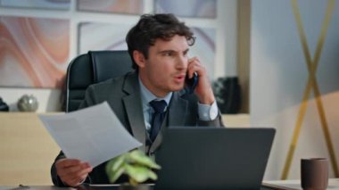 Sinir bozucu yönetici, akıllı telefondan ofis kağıtlarını fırlatmaktan bahsediyor. Yaratıcı ajansta cep telefonuyla konuşan kızgın bir çalışan. Deli yöneticinin ortağıyla cep telefonu konuşması 