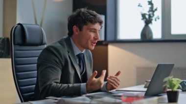 Ofis masasında bilgisayar konferansı yapan deli bir çalışan tartışır. Sinirli kızgın iş adamı video 'dan iş ortağını aramanın tatminsiz sonuçları. Öfkeli yönetici çevrimiçi toplantıda masaya vurdu 