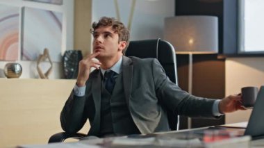 Masa başında kahve molası veren rüya işçisi. Yakışıklı iş adamı akıllı telefondan sıcak içecek kontrolü yapıyor. Ofiste yalnız dinlenen düşünceli sakin bir yönetici. Başarılı yönetmen patron. 