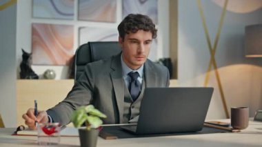 Profesyonel defter yazma, ofis kapatma işleriyle meşgul. Finans uzmanı iş anlaşmasının çalışma masasındaki belgeleri incelediğini düşünüyor. Tecrübeli patron laptopta kahve fincanı içiyor. 