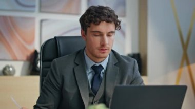 Finansal evraklara bakan düşünceli lider proje bilgilerini yakın çekimde kontrol ediyor. Odaklanmış yönetici bilgisayar analiz raporunda çalışıyor. Şok olmuş yönetici dizüstü bilgisayarda sinirli bir şekilde tepki veriyor. 
