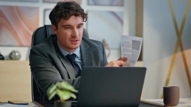 Öfkeli adam, modern ofiste otururken sanal konferans diye bağırıyor. Duygusal mimar video çağrısında proje sorununu açıklıyor. Sinirli adam web kamerasına bilgisayar kapağını gergin bir şekilde kapatan kağıtlar gösteriyor. 