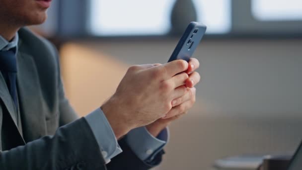 Homem Mãos Mensagens Smartphone Sentado Escritório Moderno Closeup Formal Desgaste — Vídeo de Stock