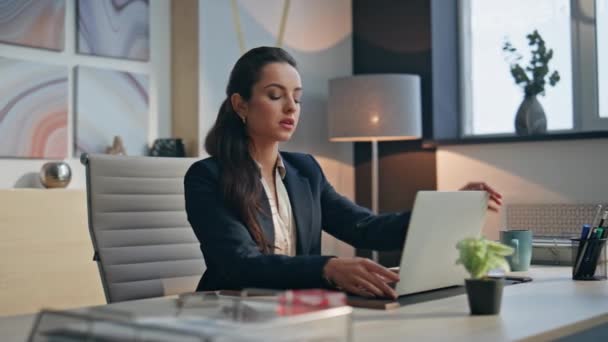 Office Woman Opening Laptop Lid Starting Work Day Morning Closeup — Stock Video