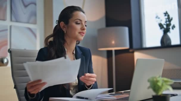 Усміхнена Жінка Вивчає Документи Сучасному Офісі Крупним Планом Орієнтований Менеджер — стокове відео