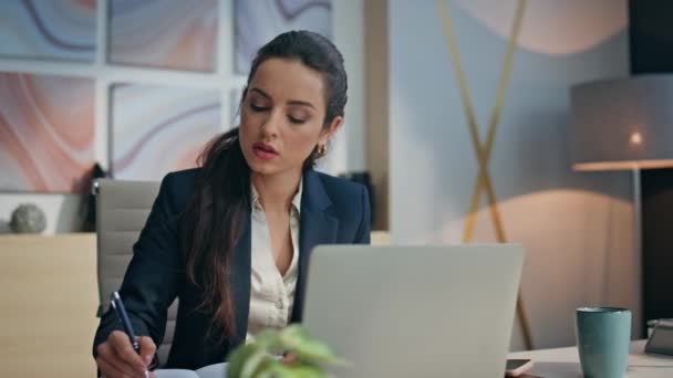Pensive Manager Gör Anteckningar Som Arbetar Med Modern Laptop Närbild — Stockvideo