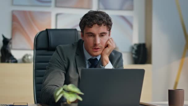 Yorgun Ofis Çalışanı Şirket Işyerinde Dizüstü Bilgisayarını Kapatırken Kendini Yorgun — Stok video