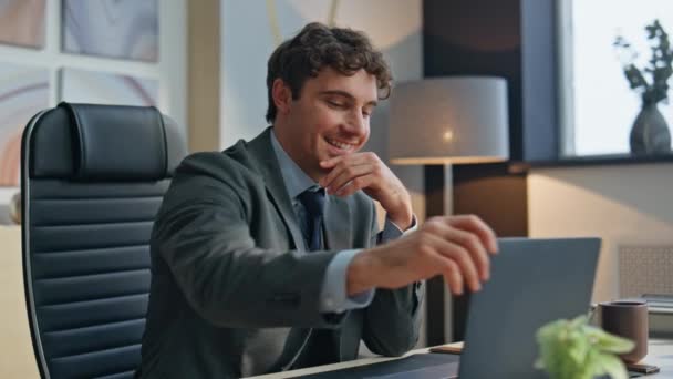 Расслабленный Бизнесмен Работающий Компьютере Закрывая Крышку Ноутбука Закрытии Офиса Счастливый — стоковое видео