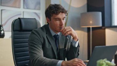 Aşırı yüklenmiş işadamı dizüstü bilgisayarının kapağını kapatıyor ve ofis masasını tek başına kapatıyor. Yorgun, sinirli, çalışanı motivasyonsuz, sıkı çalışan. Uykulu şirket çalışanı dinlenmek için kabinede mola veriyor. 