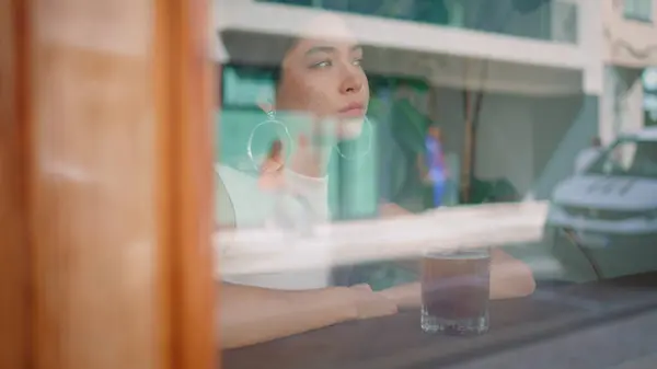 Unenomainen Tyttö Rentoutua Kahvilassa Näkymä Ikkunasta Lähikuva Pensive Aasialainen Nainen — kuvapankkivalokuva