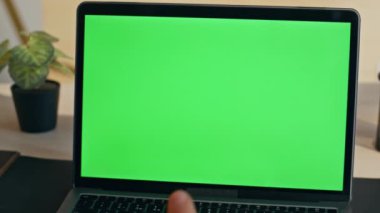 Bilinmeyen iş adamı, video konferansında ofislerini kapattırmak için bilgisayardan bahsediyor. Tanımlanamayan adam yöneticisi web kamerası yeşil ekranlı bilgisayarda konuşuyor. Sadece kromakey ekran ile çalışan adam. 