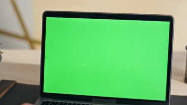 Şirket ofisinde yeşil ekran dizüstü bilgisayar kullanan bir iş adamı. Tanımlanamayan yönetici krom tuşlu bilgisayarı yakınlaştır. Kabinede çevrimiçi konferans bekleyen meşgul çalışan görünümlü model monitörü 