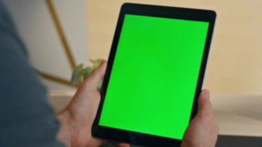 Bilinmeyen bir işçi, tablet kullanıyor. Yakın plan çekimde çalışıyor. İnternette elektronik kitap okuyan bir yönetici. Tanımlanamayan kişi iş yerinde tek başına krom anahtar ekranını izliyor.