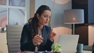 Sinirli iş kadını akıllı telefon mesajlarını kontrol ediyor. İş yerindeki bilgisayarı kapatıyor. Yorgun ve yorgun bir kadın dizüstü bilgisayardaki sorunlara uzaktan bakıyor. Endişeli bayan sıkı çalışıyor.