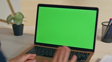 İş kadını laptopun modelini selamlıyor. Video konferansını ofis kapanışı yapıyor. Tanımlanamayan kadın yönetici web kamerası yeşil ekran bilgisayarında konuşuyor. Sadece kromakey ekran ile çalışan bir bayan. 