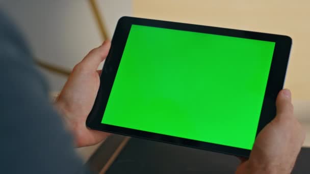 Freelancer Handen Houden Greenscreen Tablet Werken Afstand Kantoor Closeup Onbekende — Stockvideo