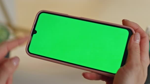 Ofiste Kromakey Cep Telefonunu Dinleyen Kızlar Yeşil Ekran Akıllı Telefonundan — Stok video