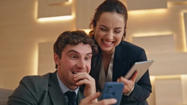 Cieszący Się Biznesmeni Wygrywający Umowę Patrząc Ekran Telefonu Komórkowego Obszernym — Wideo stockowe