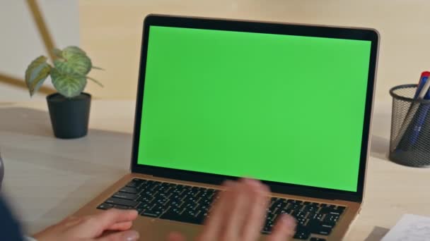 Geschäftsfrau Begrüßt Laptop Attrappen Mit Videokonferenz Großaufnahme Nicht Wiederzuerkennende Managerin — Stockvideo