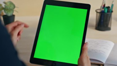 Başlangıç parmağı yakın plandaki kromatuar bilgisayara dokunuyor. Bilinmeyen yönetici ofisinde tablet açma e- postası tutuyor. Yeşil ekran dijital aygıt kullanarak yaratıcı kadın el taraması interneti