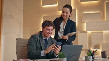 Kazanan çift cep telefonuyla arıyor. Laptop işyerinde başarıyı kutluyorlar. İş adamlarının kabinede cep telefonu ekranını izleyerek anlaşma yapmalarına çok sevindik. Mutlu iş ortakları harika tepki veriyor.