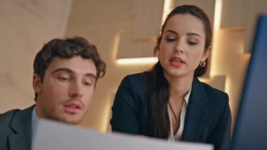 İki ortak kabine kapanış sözleşmesini tartışıyor. Tablet tutan kendine güvenen bir kadın proje belgelerini analiz ediyor. Birlikte iletişim kuran mutlu yöneticiler. Şirket yaşam tarzı kavramı