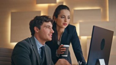 Dolapta bilgisayar ekranını izleyen mutlu meslektaşlar. Pozitif iş kadını birlikte yeni bir proje üzerinde çalışıyor. Neşeli iş arkadaşları gayri resmi ortamda bilgisayar masaüstünü tartışıyor 