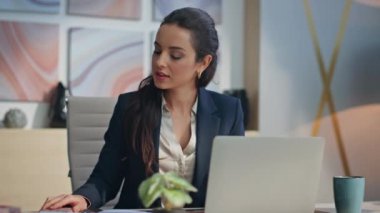 Gülümseyen CEO modern dizüstü bilgisayarla çalışırken notlar alıyor. Akıllı telefon ekranı görünümlü mutlu iş kadını ofiste bildirimi kontrol ediyor. Heyecanlı neşeli bayan Buro 'da piyango kazanmanın sevincini yaşıyor. 
