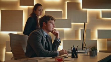 Dost canlısı genç bir kadın, erkek iş arkadaşına kahve veriyor. Şirket ofisinde önemli bir işle meşgul. Akşam üzeri yakın plan. Çekici kız asistan ciddi yönetici görünümlü bilgisayara bardak içeceği getiriyor 