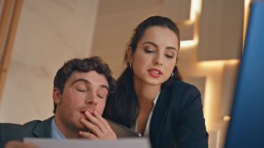 İşletme sahipleri bej iç çekimde monitörden konuşuyorlar. Çevrimiçi toplantıda neşeli adam projesini sunuyor. Modern iş yeri videosunda konuşan gülümseyen çift. İki kişi sohbet ediyor. 
