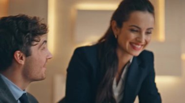 Şaşkınlık dolu bir çift iş projesiyle Buro 'ya yakın çekim yapıyor. Neşeli ekip birlikte çalışıyor ve akşam odasında beş kişi kalıyor. Güzel kadın iletişimci erkek meslektaşım. İş birliği kavramı