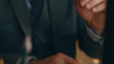 İş adamının elleri lamba ışığında çalışan bilgisayar klavyesine mesaj atıyor. Yorgun adamın şakakları ovması akşam kabinesinde baş ağrısı hissetmesi. Çok çalışan, karanlık işyerinde geç saatlere kadar kalıyor.