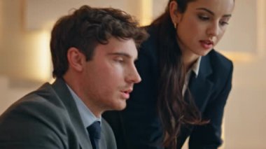 Ofis ekibi bilgisayar çekiminde birlikte çalışmayı tartışıyor. İşyerinde konuşan odaklanmış pazarlama yöneticileri. Güzel sekreter patrona fikir veriyor. İşe alım stajyeri konsepti 