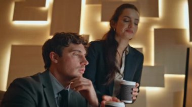 Kadın asistan, akşam kabinesinde patrona kahve getiriyor. İki odaklanmış ofis çalışanı projeyi tartışıyor. Bilgisayarda çalışan bir iş adamı bayana soruyor. İş ortakları takım çalışması kavramı