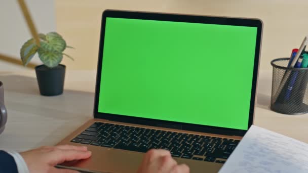 Pengusaha Mencari Layar Hijau Laptop Menunggu Konferensi Online Meja Kerja — Stok Video