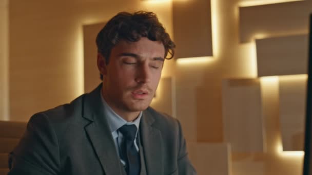 Κουρασμένος Επαγγελματίας Τρίβει Μάτια Εργάζονται Μέχρι Αργά Στο Closeup Γραφείο — Αρχείο Βίντεο