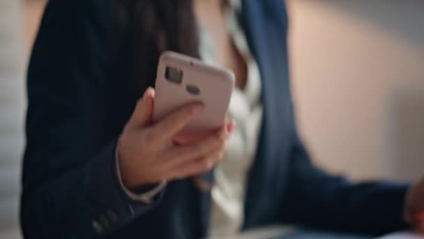 Mãos Dos Funcionários Digitando Laptop Levando Smartphone Moderno Close Bonita — Vídeo de Stock